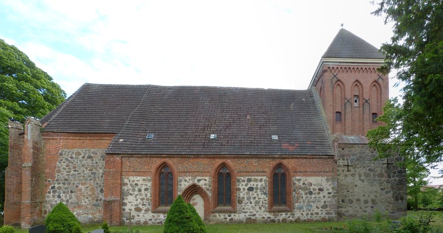 File:Nossendorf Kirche Nordseite.jpg