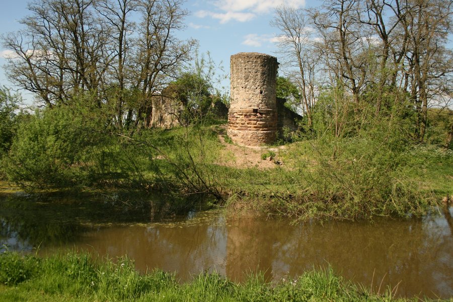 File:Burgruine Dorfelden.jpg