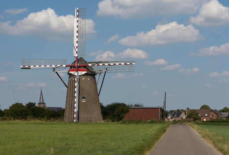 File:Waldfeucht, die Windmühle Dm8 met kerk foto8 2016-08-31 14.46.jpg