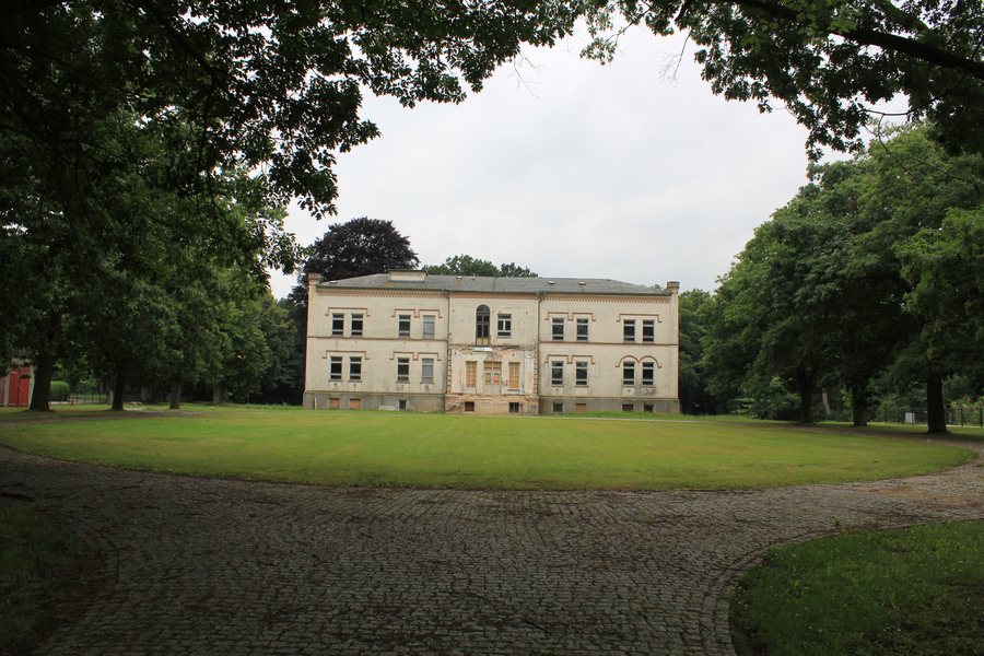 File:2012 Herrenhaus Neu Poserin 1.JPG