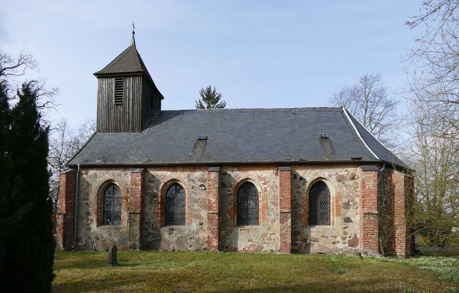 File:Hohenbollentin Kirche Südseite 2017-03-25.jpg