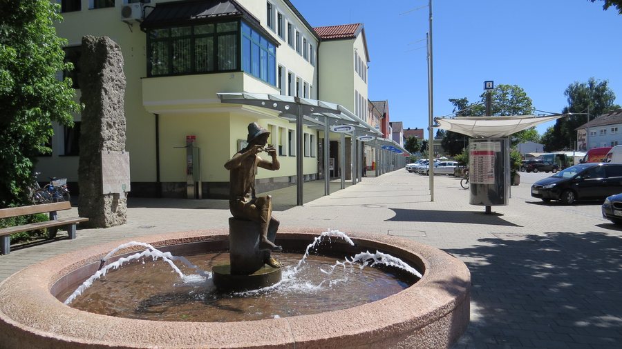 File:Traunreut - Rathausbrunnen.JPG