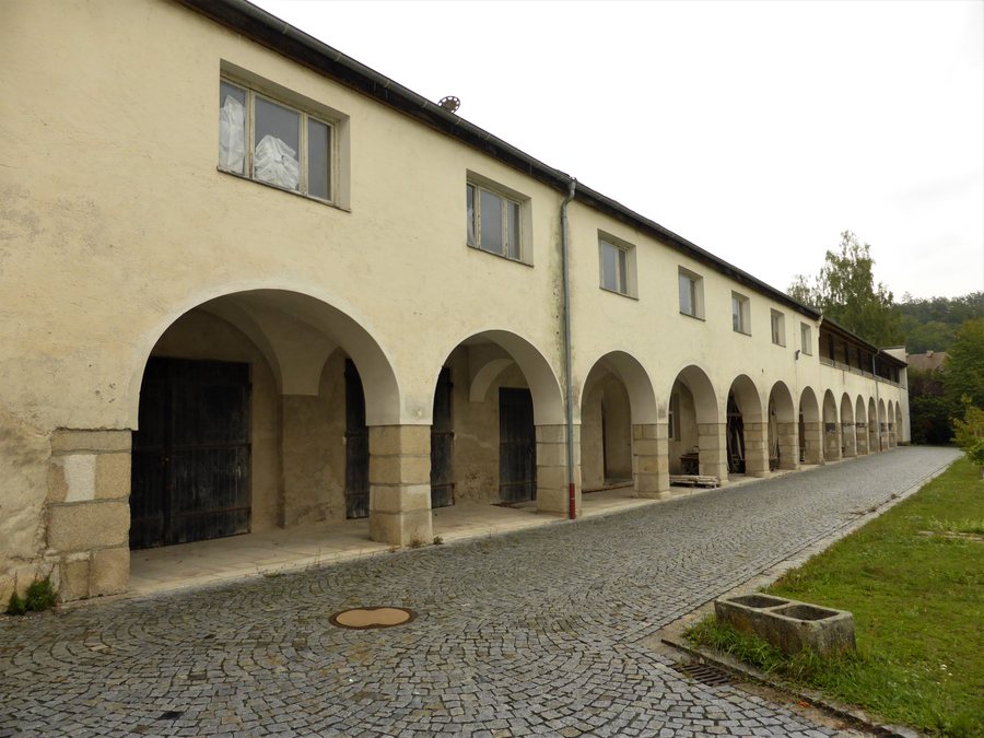 File:Kloster Metten; Ökonomiehof.jpg