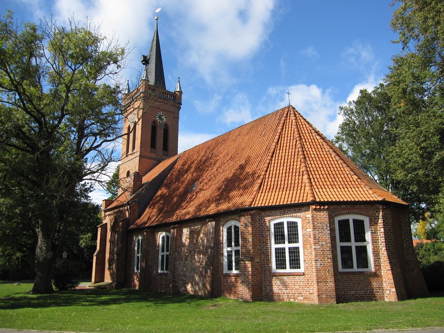 File:Lüdersburg Kirche hinten.JPG