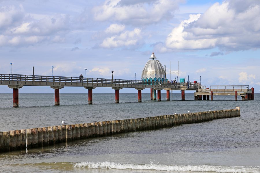 File:00 3797 Zingst, Seebrücke mit Tauchgondel.jpg