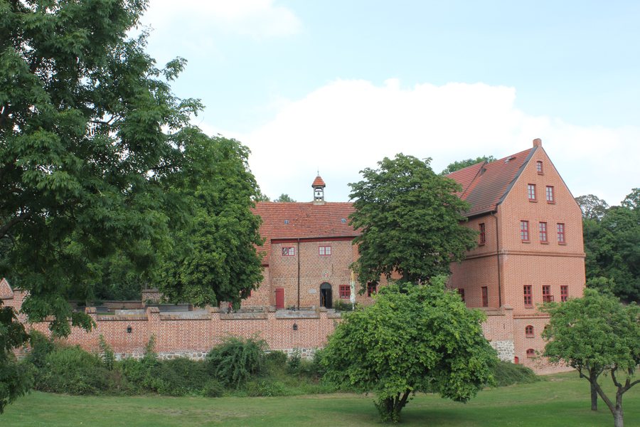 File:2014 Burg Penzlin Stadtansicht.JPG