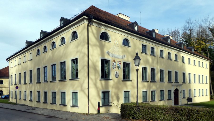 File:Ismaning, Rathaus v SW, 2.jpeg
