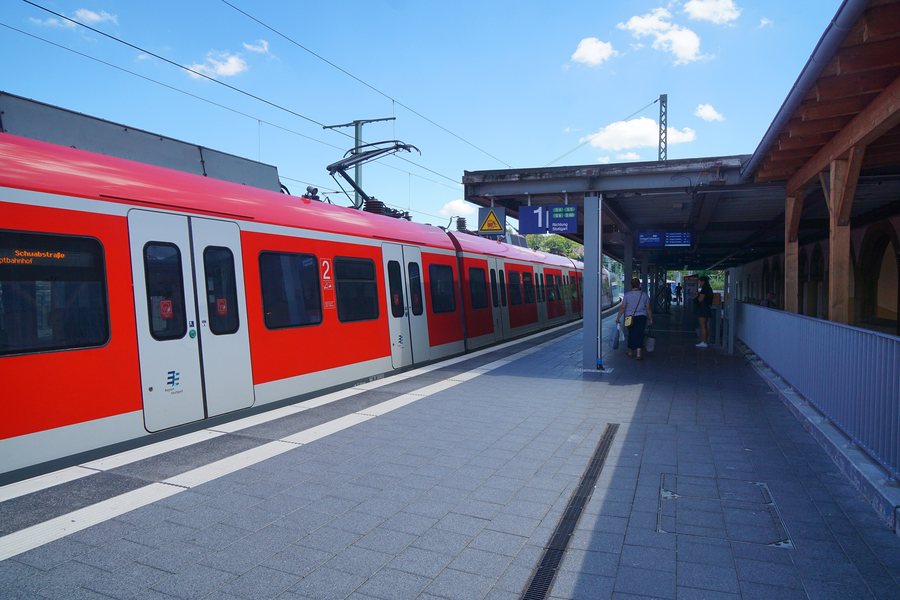 File:Bahnhof Stuttgart-Feuerbach 01.jpg