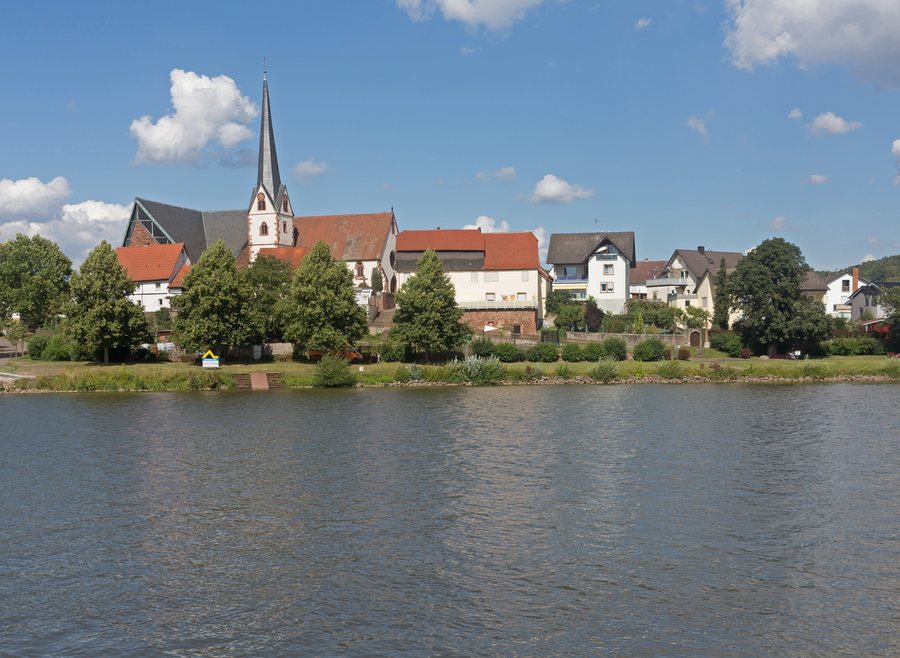 File:Erlenbach am Main, stadszicht vanaf Wörth met die katholische Pfarrkirche Sankt Peter und Paul
