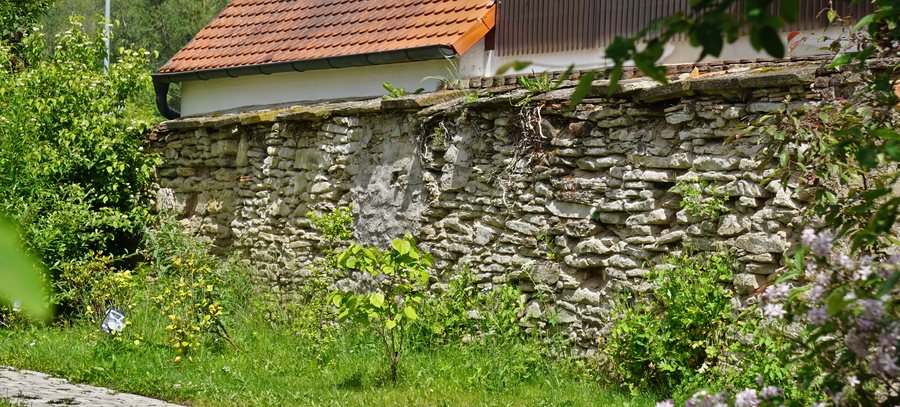 File:Klostermauer Klosterdorf 1 (Scheinfeld).jpg
