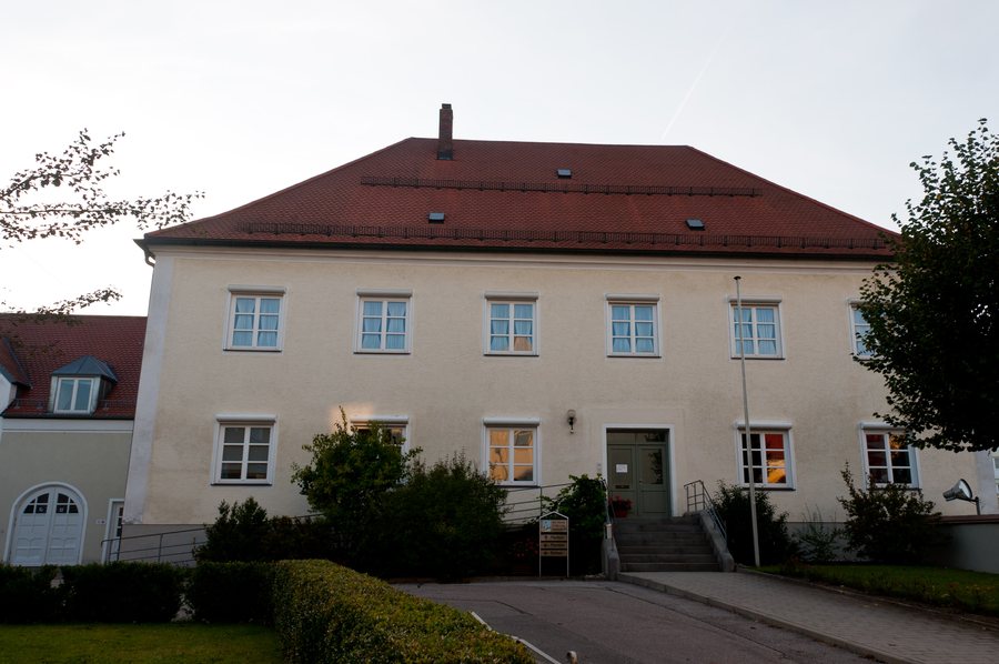 File:Ergoldsbach Hauptstr-015 Pfarrhaus.jpg