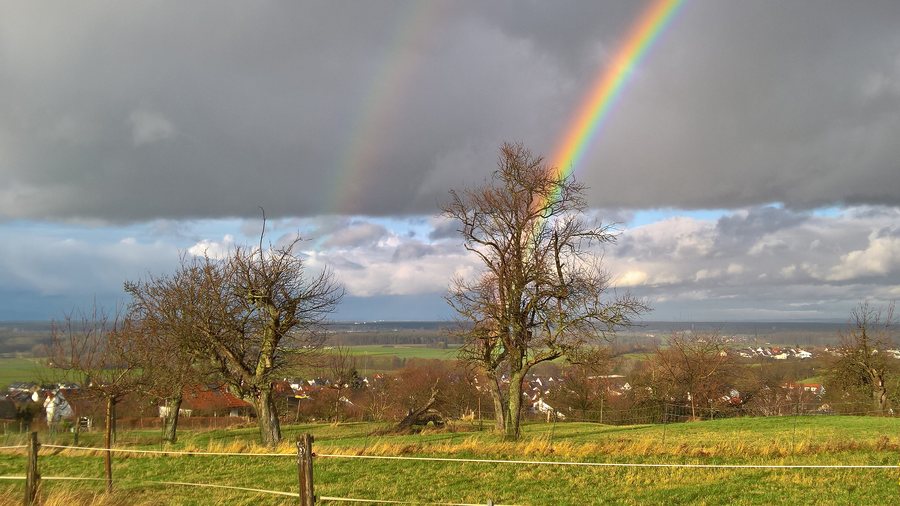 File:Klein-Umstadt - Wendelinushäuschen - Regenbogen.jpg
