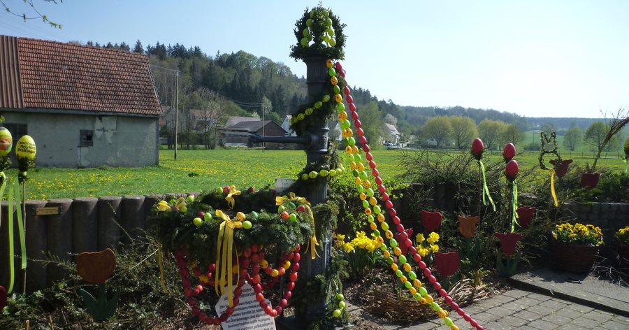 File:Breitingen im Lonetal - Osterdekoration des Schiffbrunnens 03.jpg