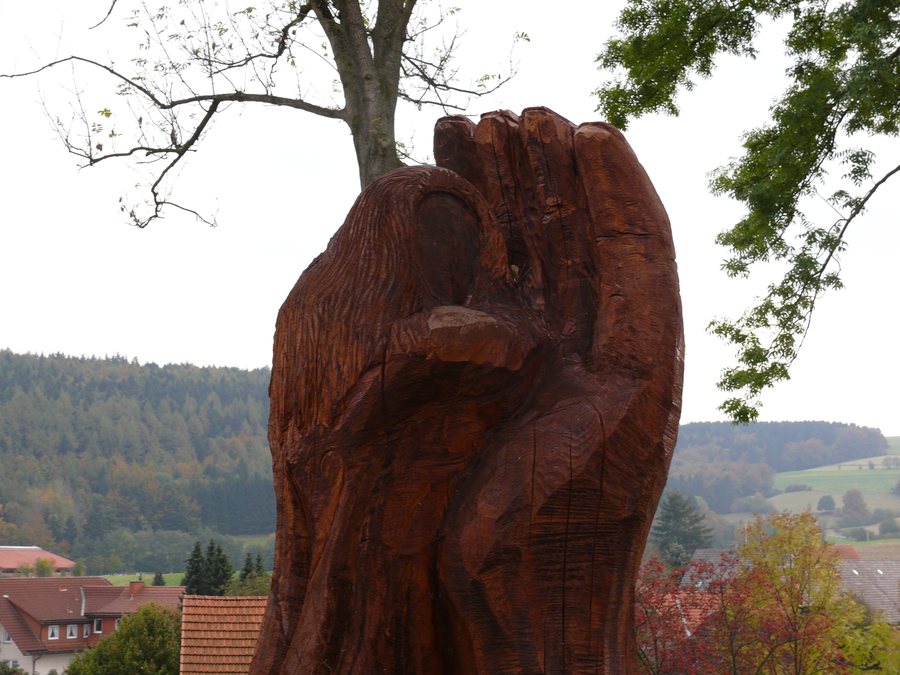 File:Kunst Kirchplatz Willingen-Eimelrod.JPG