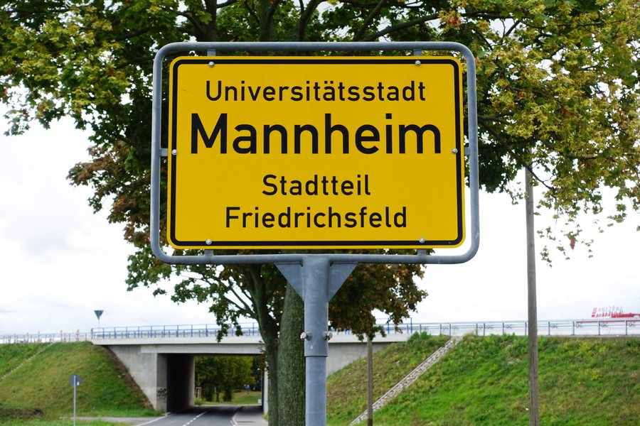 File:Mannheim-Friedrichsfeld Ortsschild Schwabenstr.jpg