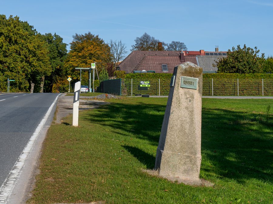 File:Tessenow Mecklenburg-Schweriner Ganzmeilenobelisk-02.jpg