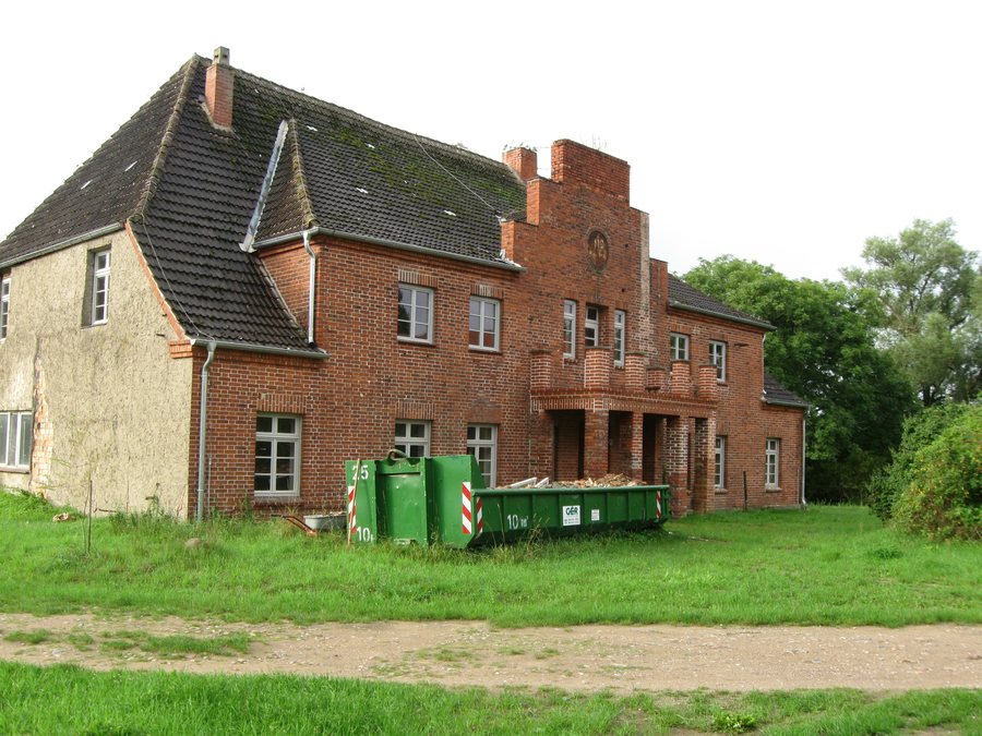 File:2010 Herrenhaus Klein Labenz Frontseite.JPG