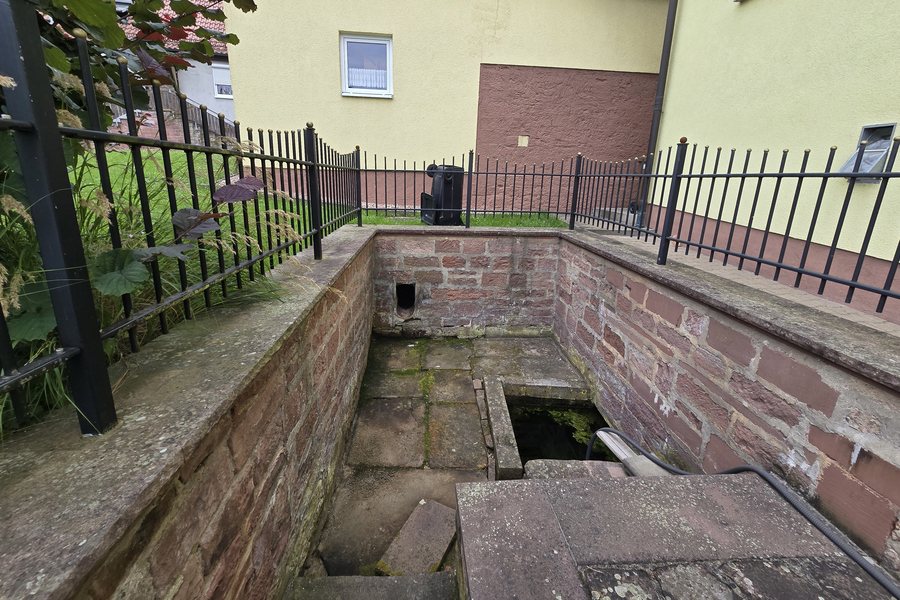 File:Bischbrunn-Dorfbrunnen.jpg