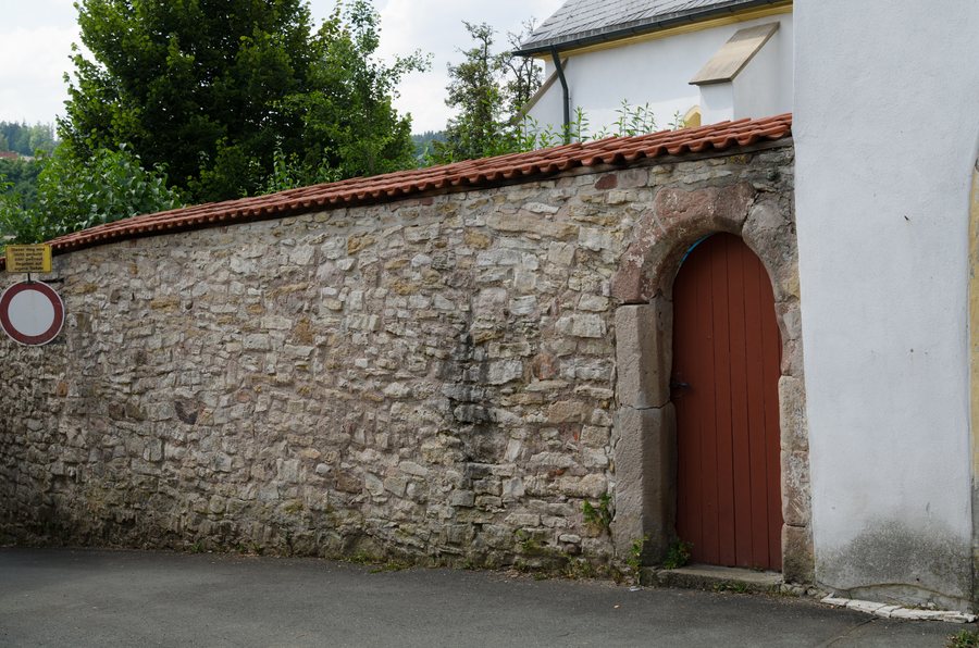 File:Untersteinach, Kirchenburg, 002.jpg
