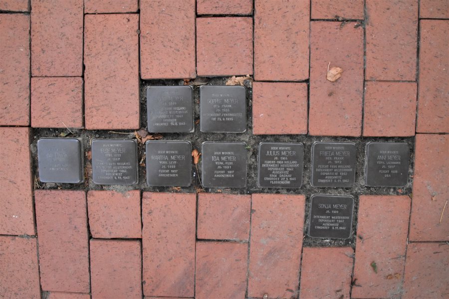 File:Am Markt 4 (Badbergen) - Stolperstein Gesamtlage.jpg