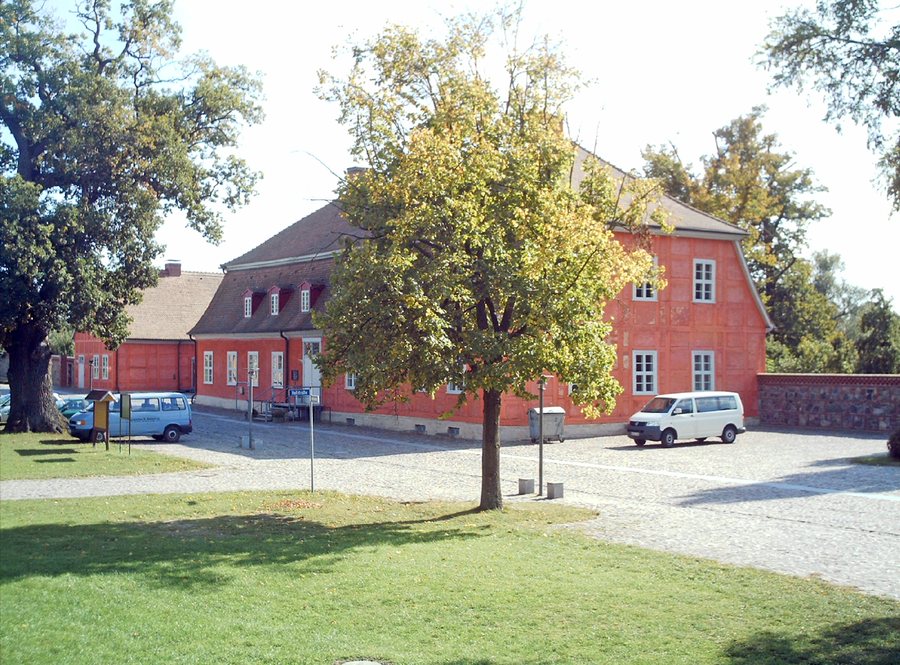 File:Schloss Rothenklempenow.JPG