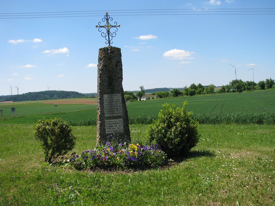 File:Hilzhofen (Pilsach NM), Gedenkstein für Gefallene.jpg