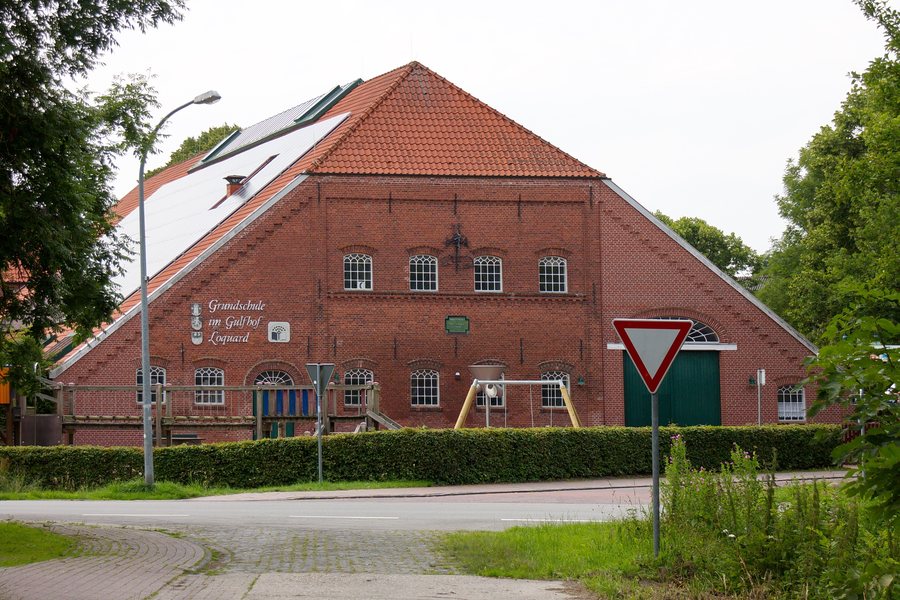 File:Grundschule im Gulfhof in Loquard (Krummhörn) IMG 6380.jpg