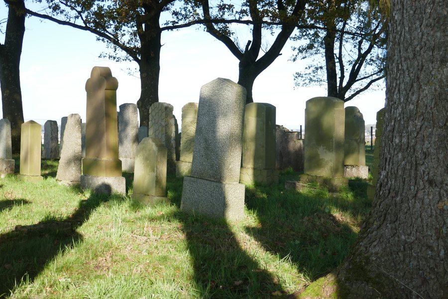 File:Auf dem jüdischen Friedhof in Flieden.jpg