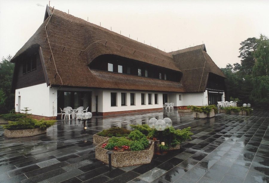 File:Honeckers Jagdhaus (Nossentiner Hütte).jpg