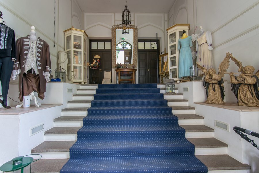 File:Schloss Bredenfelde Eingangsbereich.jpg