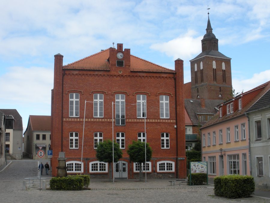 File:Altentreptow - Rathaus mit Pfarrkirche St. Petri.JPG