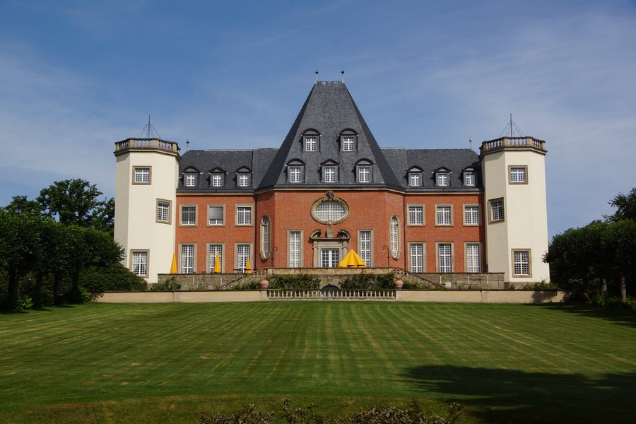 File:Schloss Birlinghoven 2.jpg