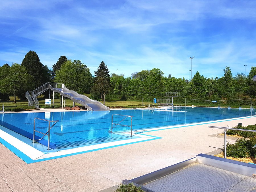 File:Freibad Reichartshausen.jpg