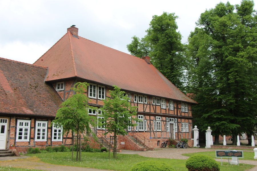File:Ehem. Brauhaus von Schloß Gartow.JPG