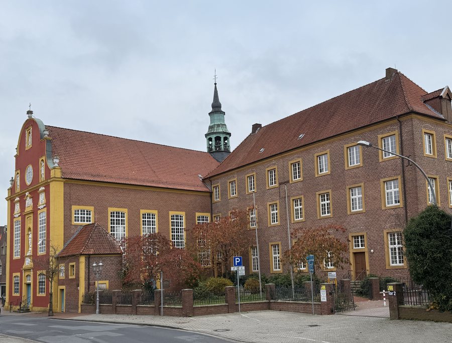 File:Gymnasialkirche Meppen mit Residenz.jpg