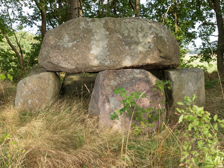 File:Dolmen Lonvitz 1 near Putbus.jpg