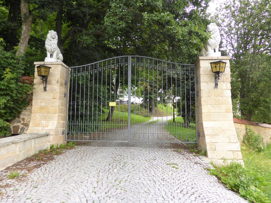 File:Zufahrtstor, Neues Schloss Rabenstein.jpg