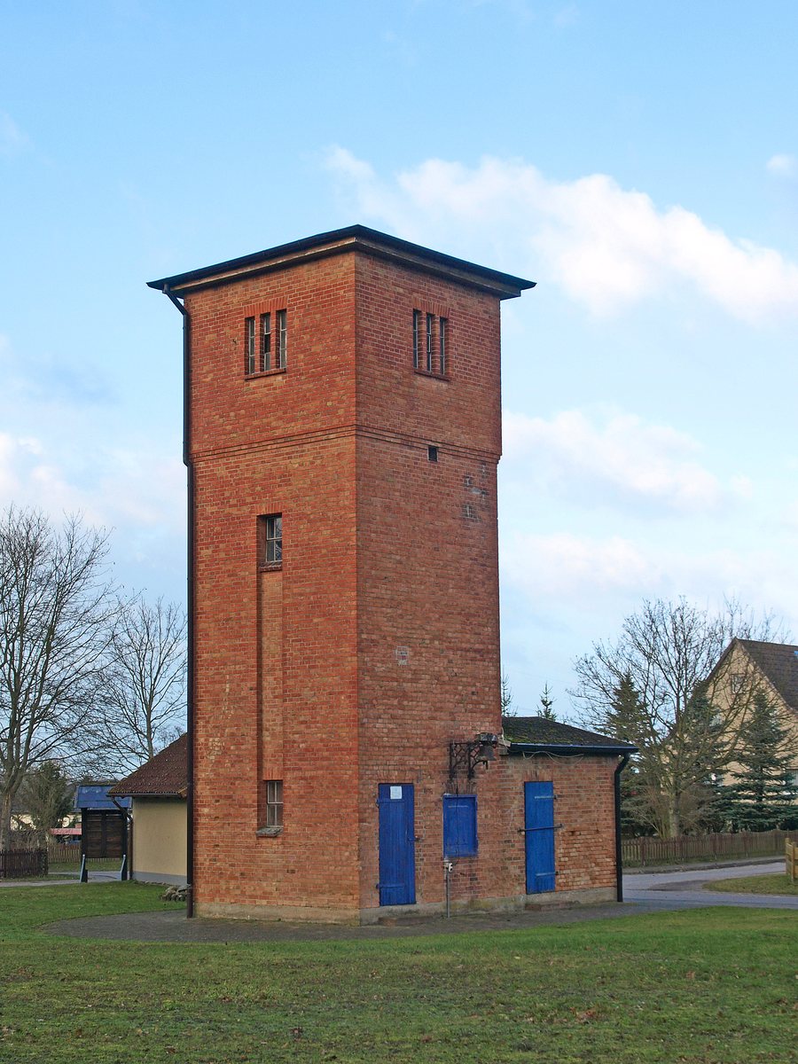 File:Kuckssee Krukow Wasserturm Gutsanlage.jpg
