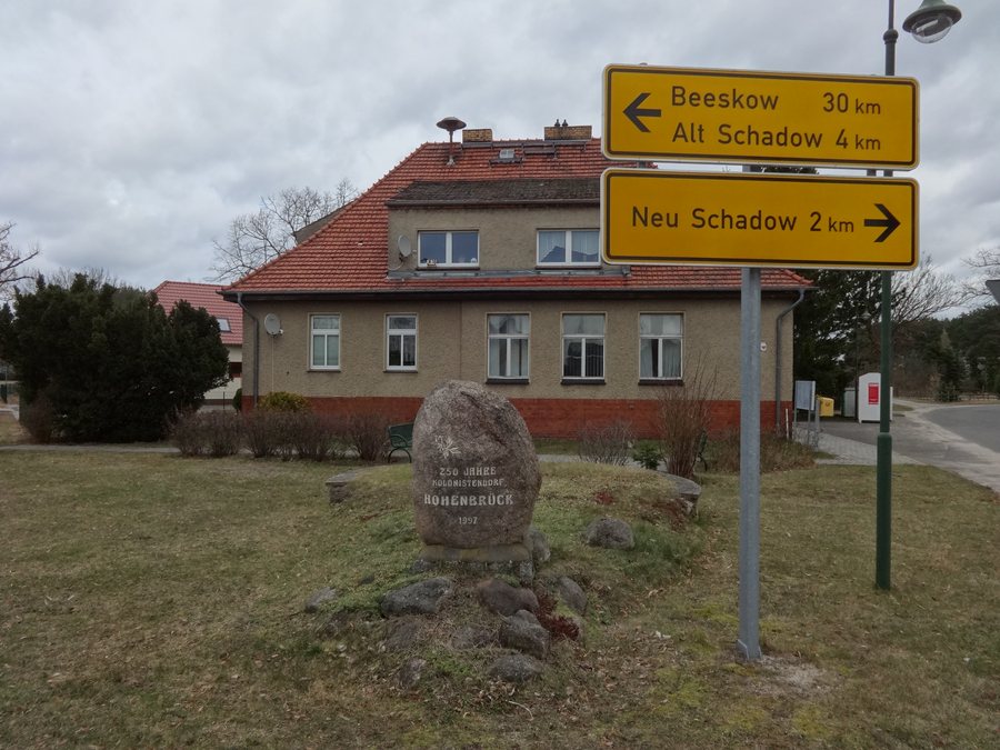 File:Märkische Heide Hohenbrück Findling 250 Jahre Kolonistendorf.jpg