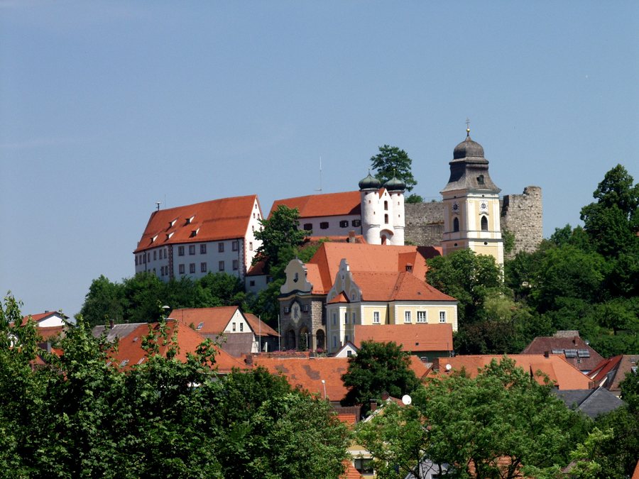 File:Ortsansicht Parsberg Burg Kirche.JPG