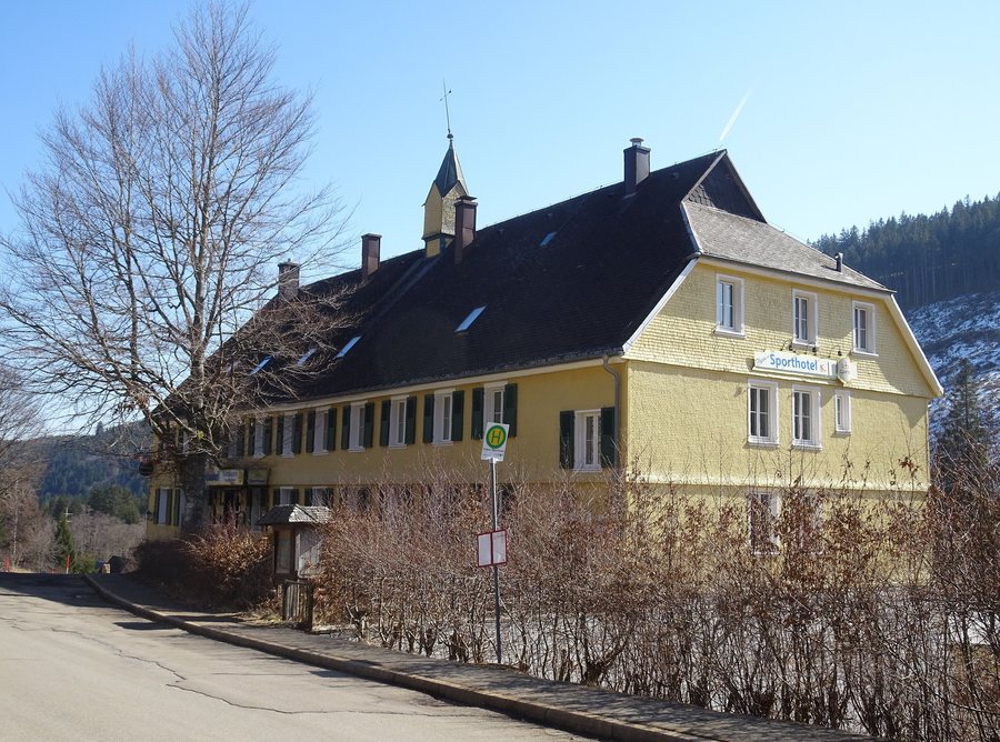 File:Hotelgebäude Vorderfalkau 01.jpg