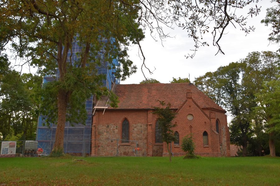 File:Spornitz Kirche Schiff.jpg