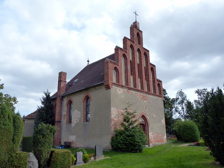 File:Grapzow Kirche Nordwest.JPG