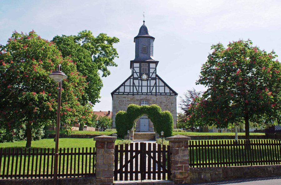 File:Kirche Niestetal-Heiligenrode.jpg