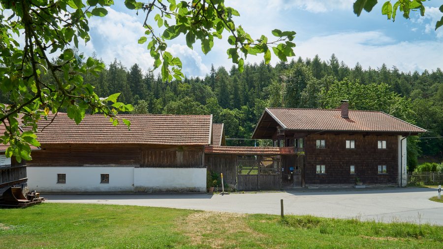 File:Vierseithof, Aisterham 3, Ortenburg.jpg
