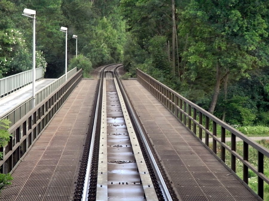 File:Burgkirchen an der Alz, Eisenbahnbrücke 1.jpeg