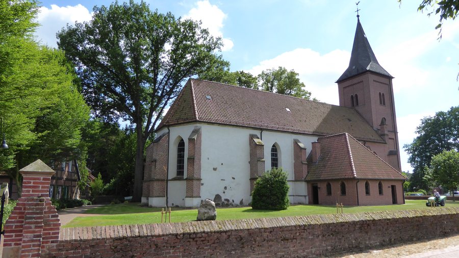 File:Holte-Lastrup - St.Clemens.JPG