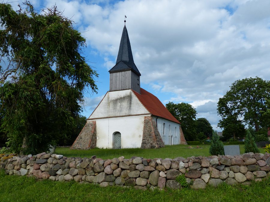 File:Rossin Kirche Südwest Feldsteinmauer.JPG