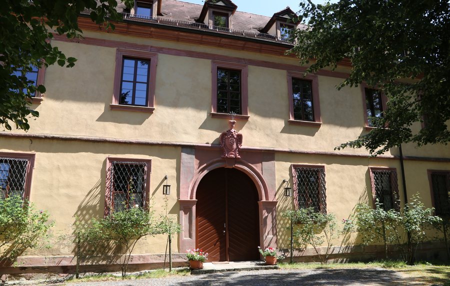 File:Schloss Weisendorf-1.jpg