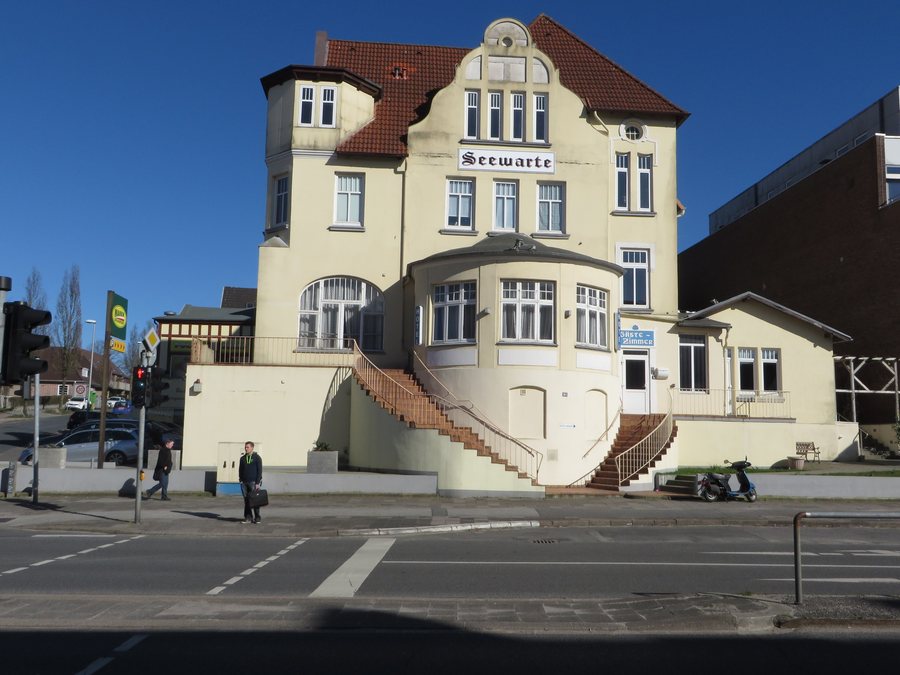 File:Das Hotel Seewarte (Flensburg-Mürwik am 4 April 2015), Bild 01.JPG
